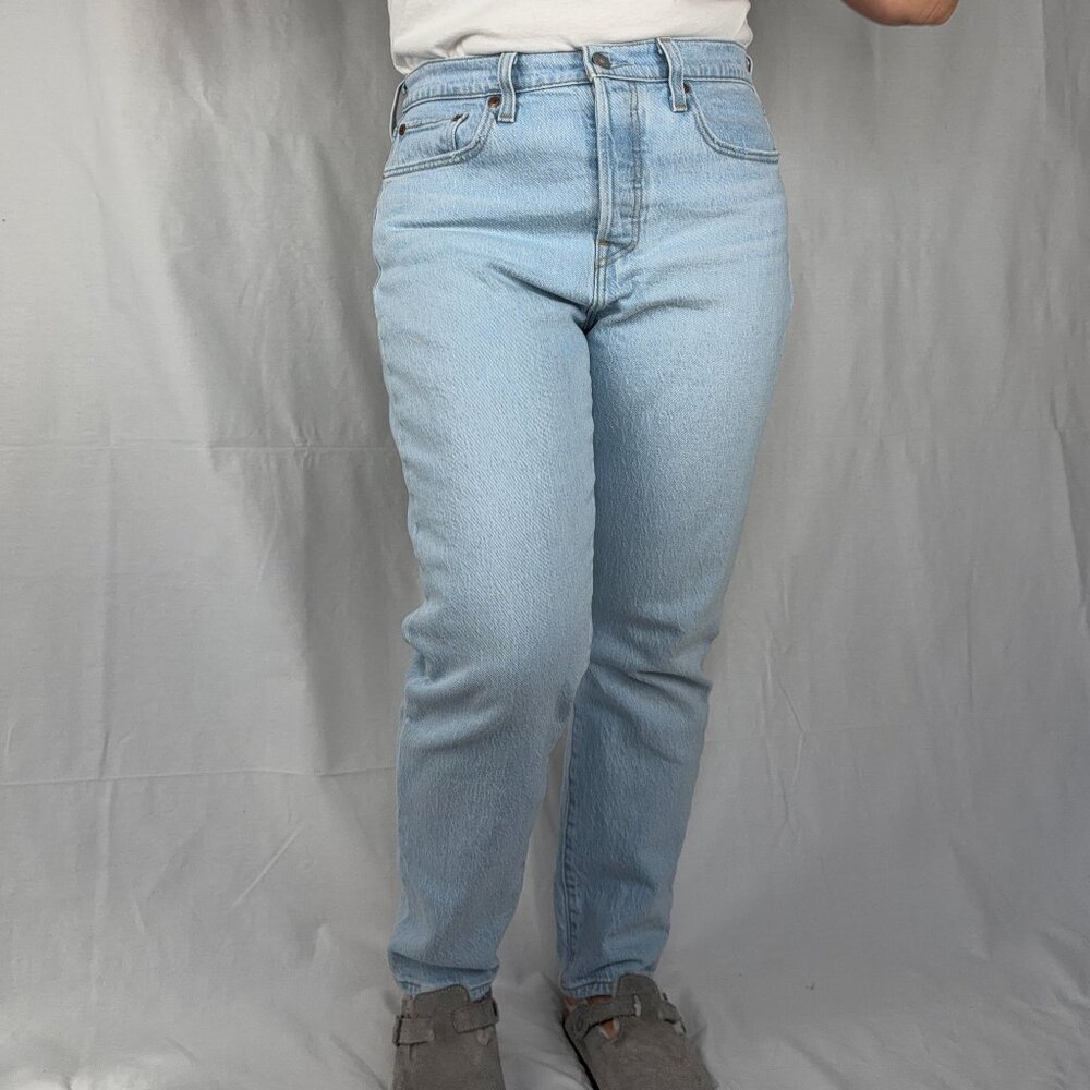 Levi Strauss & Co. Women's Wedgie style Light Wash Tapered Ankle Denim | Size 31